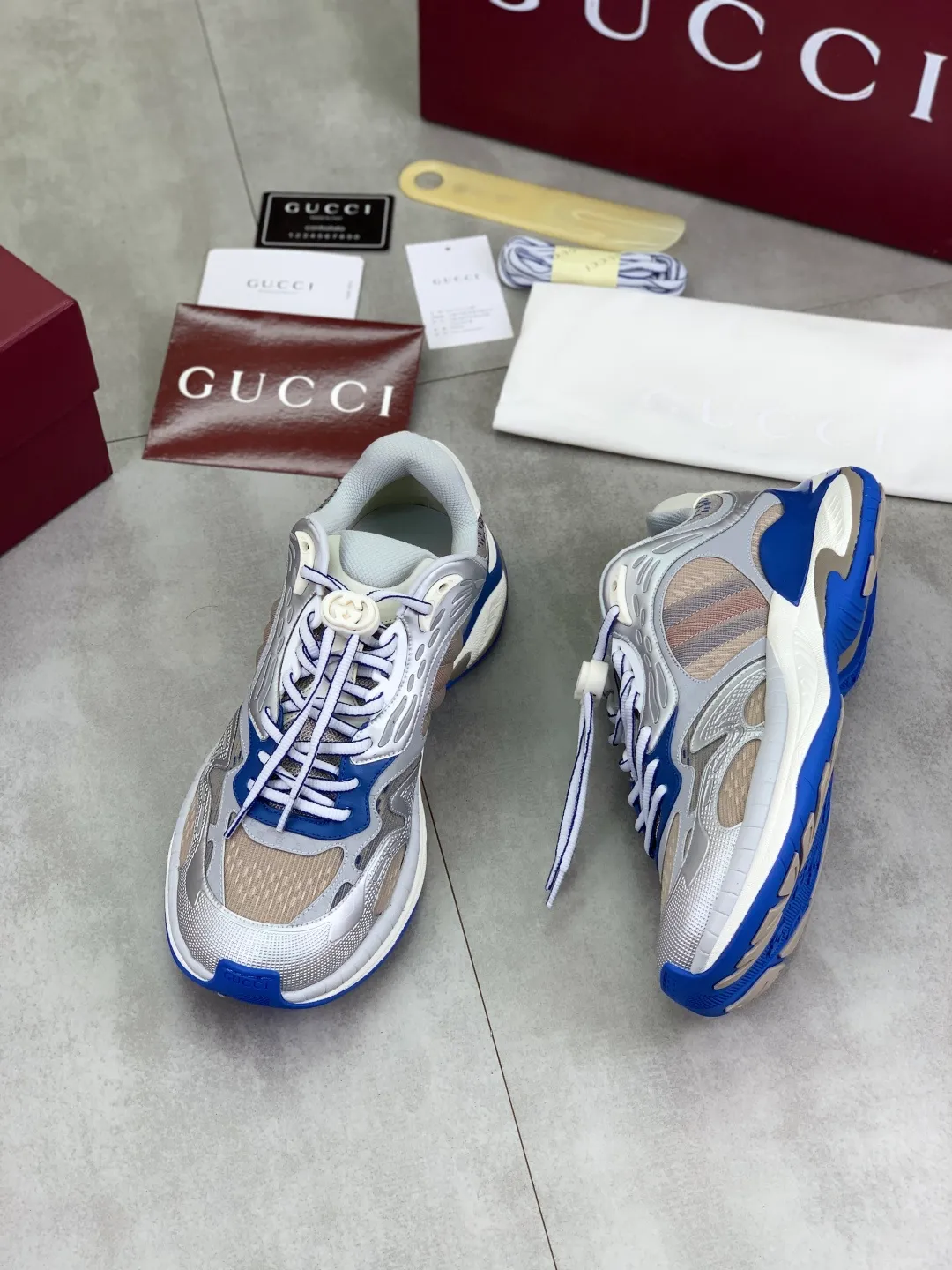 Men's shoes 💰P980 new style 💰 Gucci, couple style, women's style will be released later, new 2.0 futuristic sneakers‼ ️A pair of subversive sneakers is here. Gucci 2.0, a full series of 4 colors with key investment, smart silhouette: slightly curved forefoot design, you can clearly feel the propulsion when commuting and trotting, and it can enhance the sense of line extension when paired with wide-leg pants or cycling pants. EVA thick soles not only have a comfortable height-increasing effect, but also reduce weight (it actually lasts 3 hours of shopping without tiring your feet!) Highlight moments for lazy people: 2. Just choose it for airport wear! You can take them off in seconds after passing the security check (you can put them on as soon as you lift the heel strap), because the shoes come with a sliding buckle, so no need! ! Tie your shoes. Really achieve the sense of relaxation that goes with you. Size: Female 35-40 Male 39-45